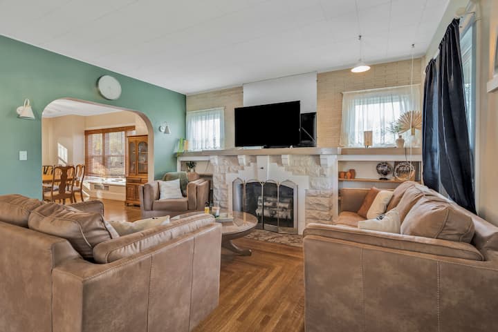 Spacious, Cozy Colonial Home - Joplin, MO