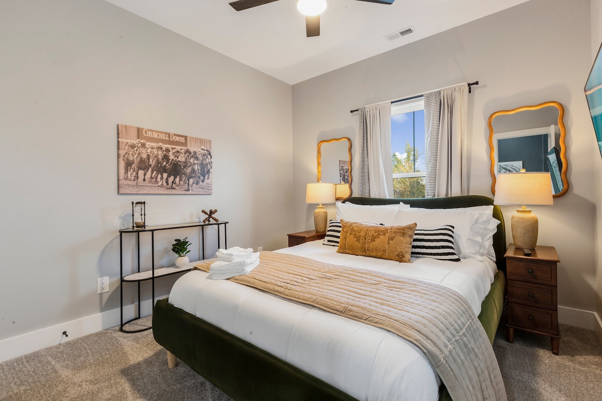 Spálňa na poschodí
Manželská posteľ
Veľká televízia