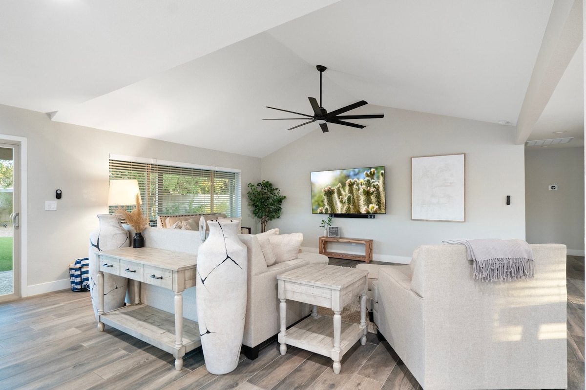 Popular Airbnb listing: Poolside Palms-PickleBall/BBall/Pool/Firepit/Golf in Paradise Valley