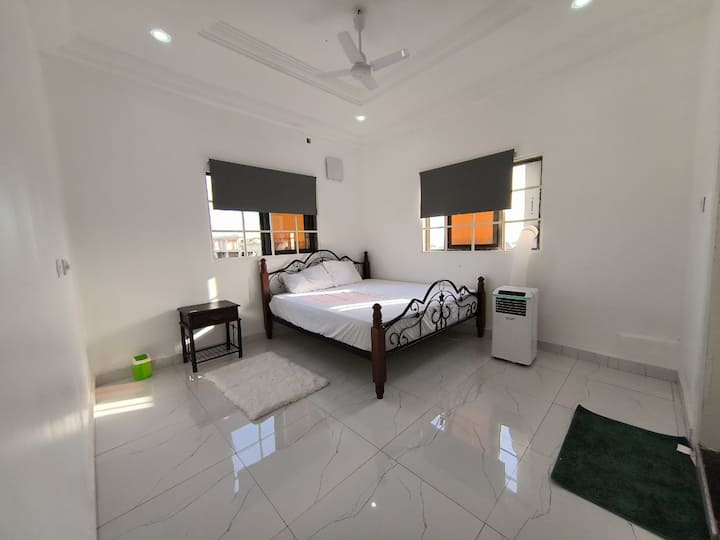 Основната спалня предлага луксозно легло с размер 200 см на 200 см императорски размер с просторна самостоятелна съвременна баня. Гардеробът е от пода до тавана с голям капацитет със стъклени врати. Цялото спално бельо е в първокласно спално бельо за максимална релаксация. 