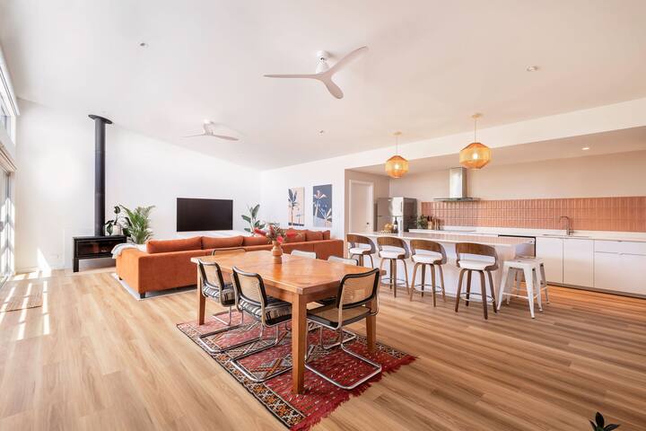 Family Retreat, near beach & town gallery image 4