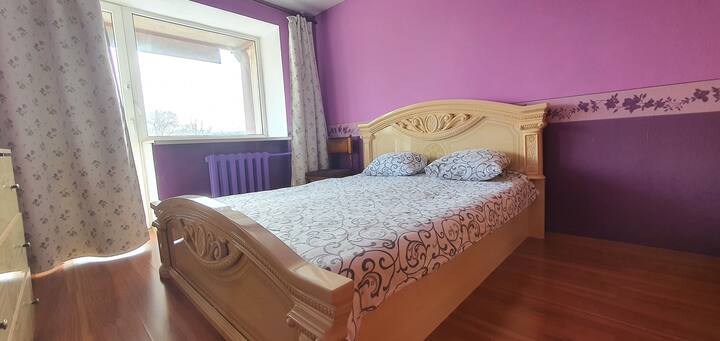 Просторная спальня с большой кроватью и ортопедическим матрасом. Очень плотные шторы и окна с выходом в тихий внутренний двор, обеспечат спокойный отдых после насыщенного дня.