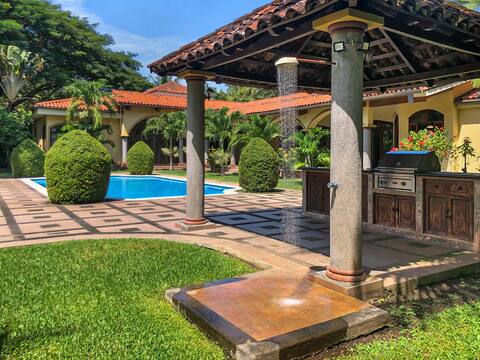 Luxury 5 Bedroom Villa & Pool