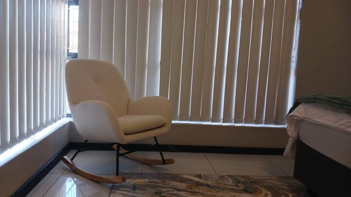 כיסא נדנדה בחדר השינה הראשי