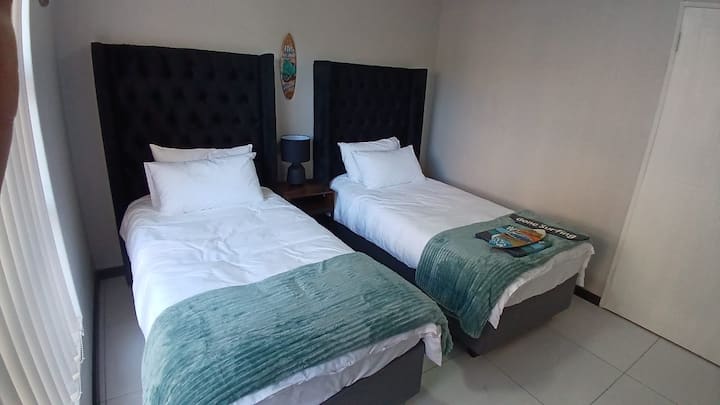 חדר שינה 2 - שתי מיטות יחיד, ארונות מובנים ומאוורר תקרה.  חולק חדר רחצה למטה עם חדר שינה 3.  