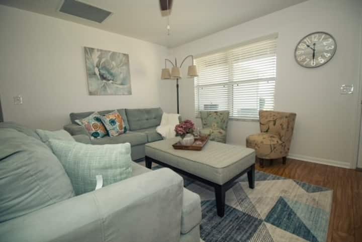 Beautiful Amarillo Cottage House - The Villages, FL