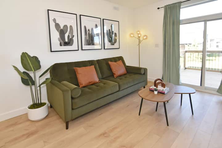 Beautiful New 2-bedroom/2-bath W Indoor Parking - London