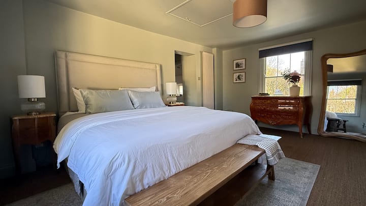 חדר השינה הראשי משקיף על הגנים הקדמיים והאחוריים ויש בו מיטה גדולה.  יש שידת מגירות ומראה באורך מלא.   בחדר השינה יש גם חצי אמבטיה צמודה עם מקלחת וכיור משלו.