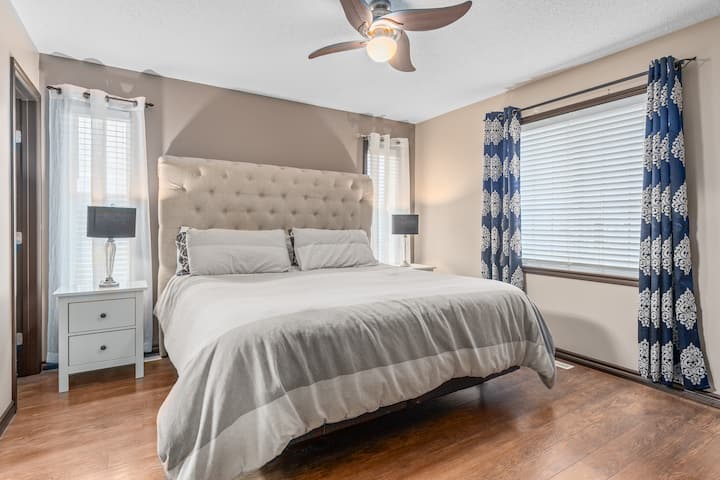 استرخ في هذا السرير بحجم كينغ مع حمام داخلي وخزانات ملابس