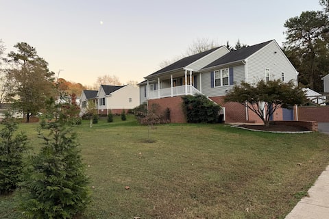 Large Family Home~Theater~Billiards~Workspace