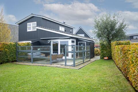 Cozy cottage with private jetty on the lake