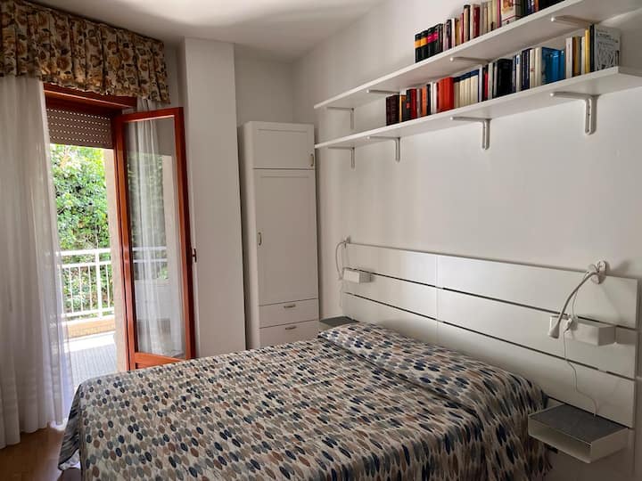 Luminosa e arieggiata con accesso al terrazzo da un lato e a un balconcino di servizio dall'altro