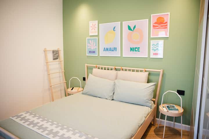 Première chambre double avec lit Queen Size dans Memory Air, grande armoire murale, poste de travail, air conditionné, éléments d'ameublement élégants et balcon