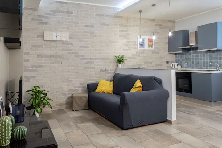 พื้นที่นั่งเล่นพร้อมสมาร์ททีวีและโซฟาเบดสไตล์ฝรั่งเศสที่สะดวกสบายและอบอุ่น