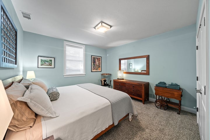 Dormitorio tamaño KING (nivel inferior) con baño conectado
