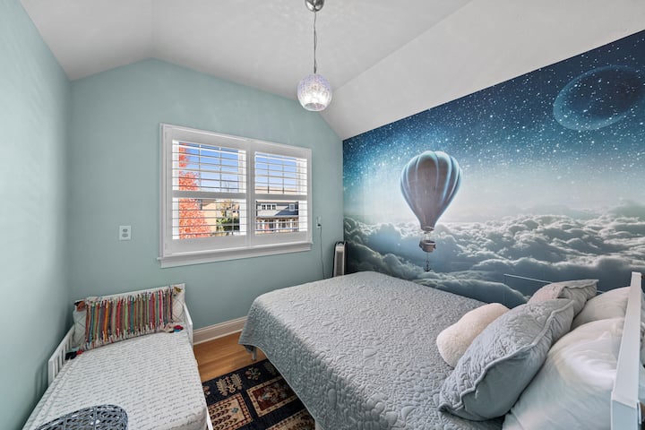 Nivel superior: el dormitorio adicional #5 cuenta con cama TAMAÑO QUEEN y cama para niños pequeños.   
**Se accede a esta habitación a través del dormitorio #4, perfecto para hermanos y/o niños