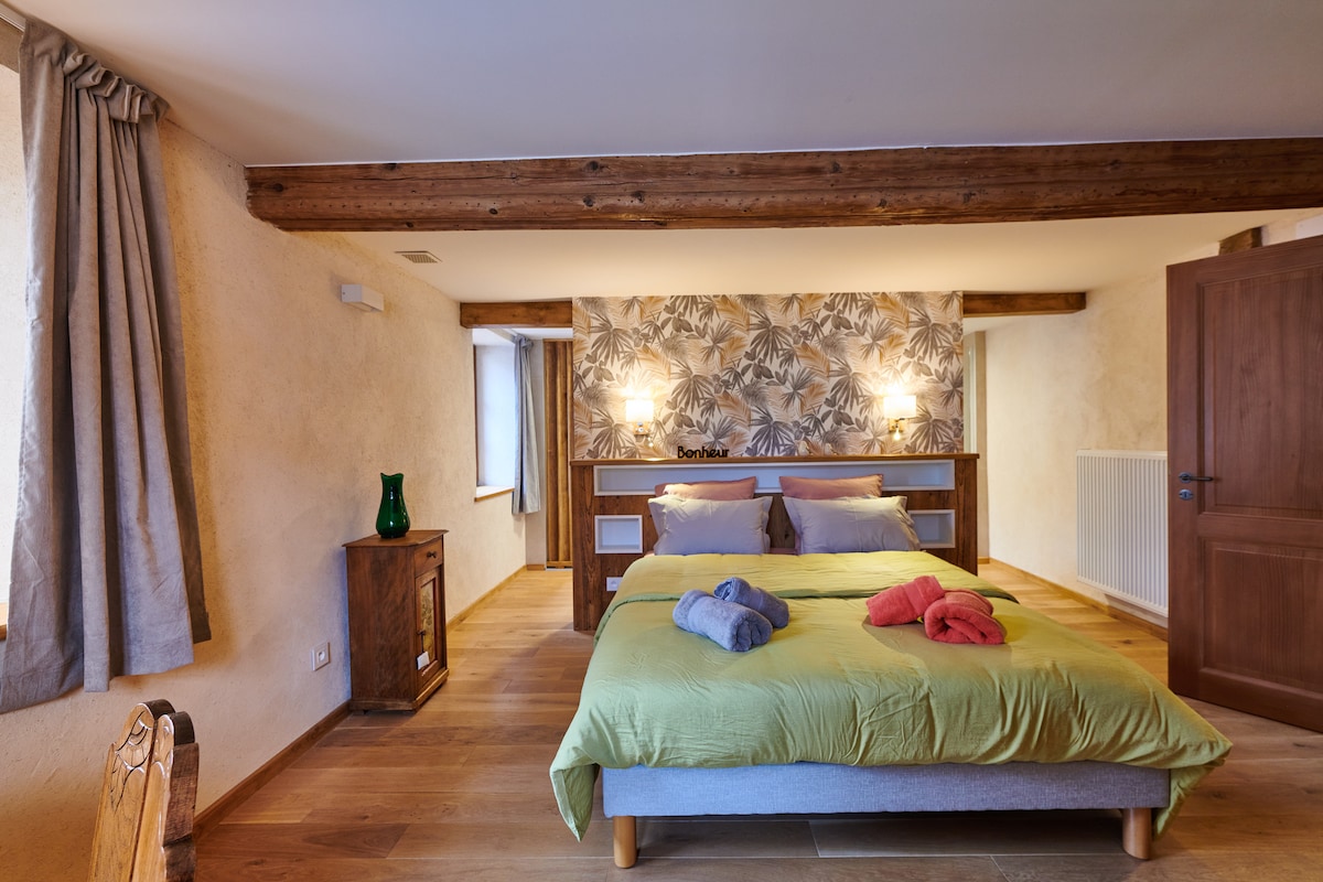 Dhomë gjumi në katin përdhes me tualet dhe banjë private - 160x200 krevat dhe gardërobë.