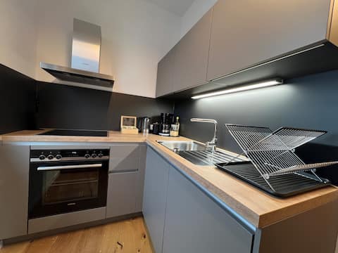 Popular Airbnb listing: central/stylish living space/bay window in Offenbach Am Main