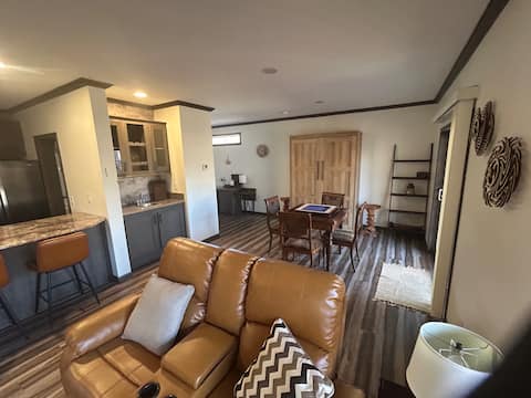 Praire House cabin 75in tv jacuzzi tub snailshower