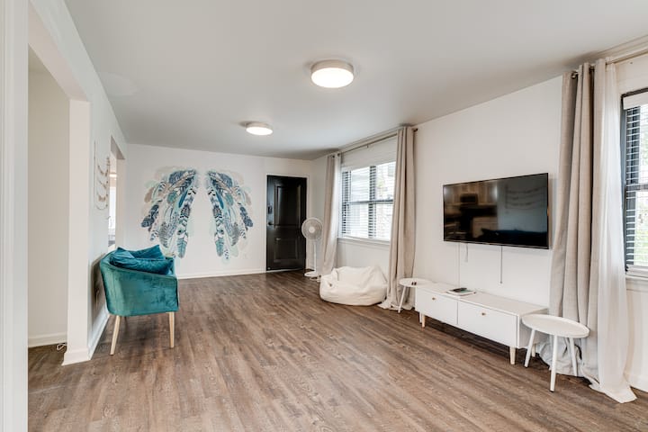 Spacious & Conveniently Located 4br/2ba Apt - Nashville, TN