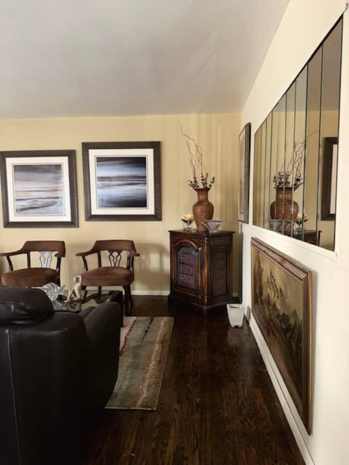 Upscale Retreat In The Heart Of Mke - Wauwatosa, WI
