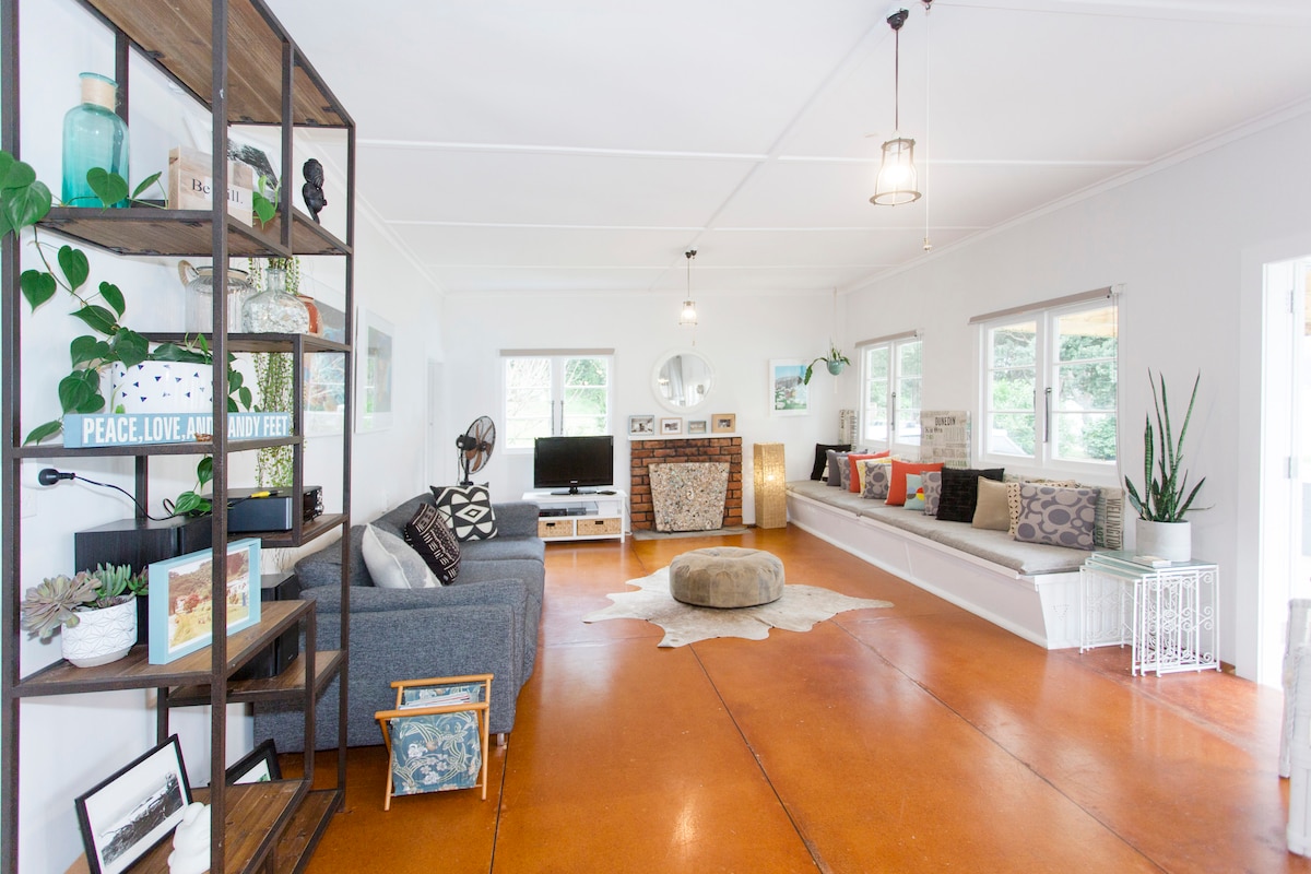 Successful Airbnb property: Private Bay Beachfront - Stunning Location! in Thames Coromandel District North