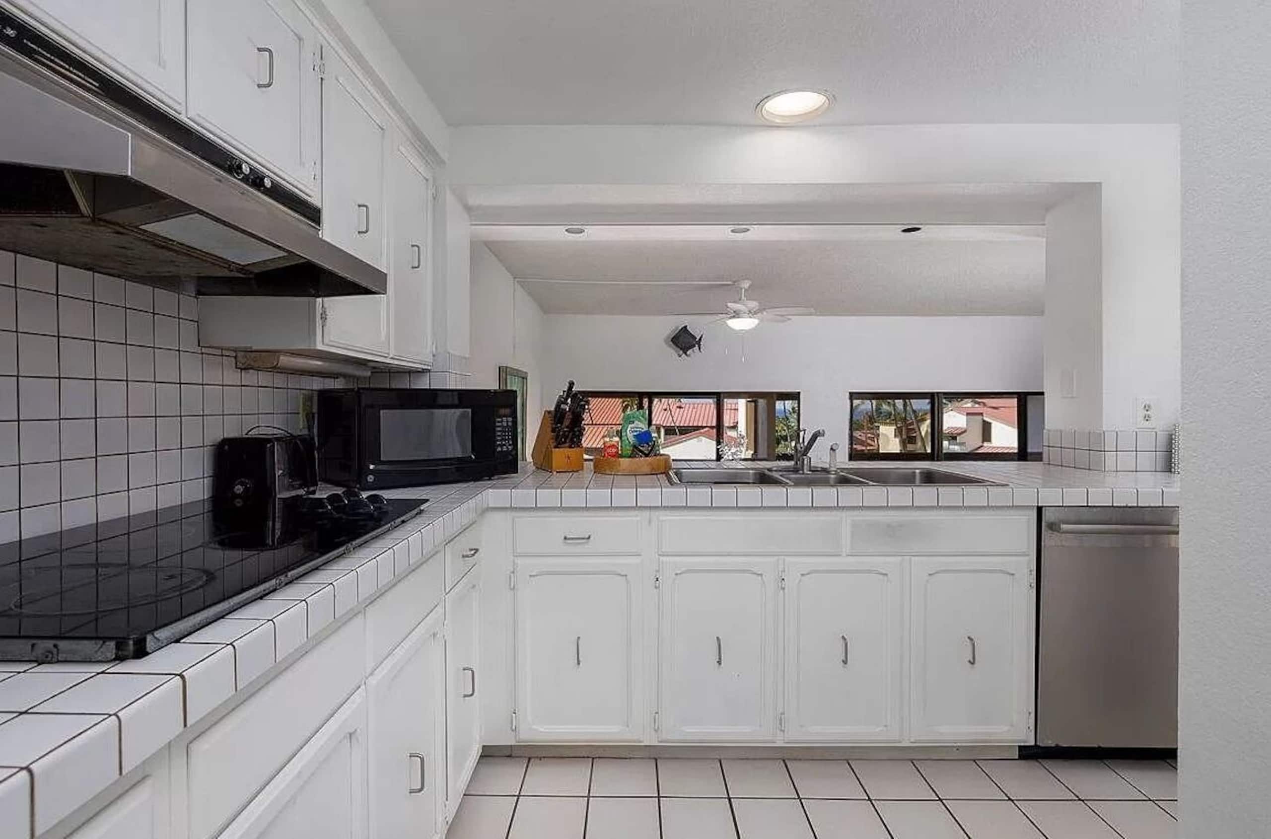 Spacious Condo w/ Ocean Views - Photo 7