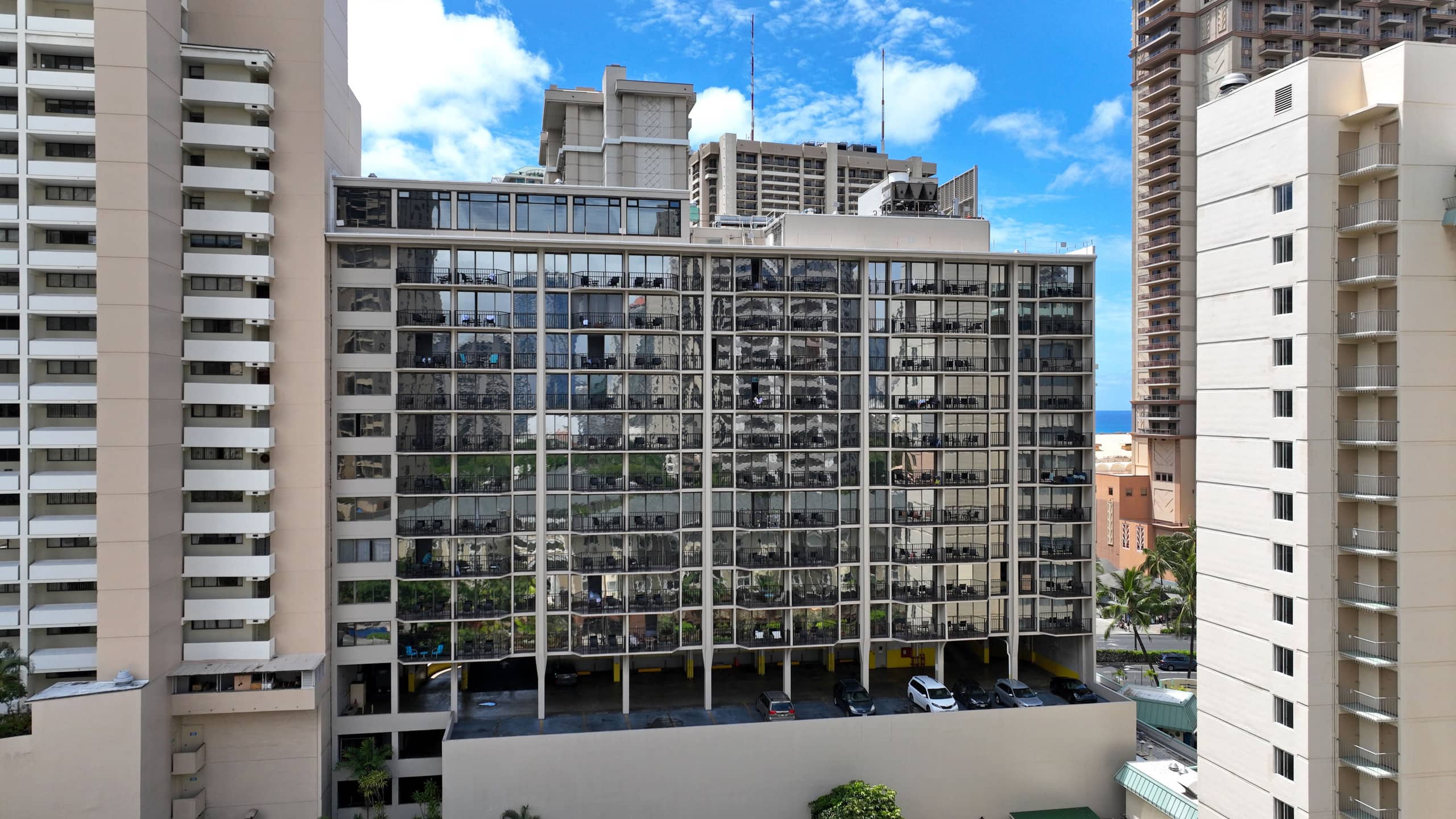 Modern studio w/ pool & BBQ access - Image 17