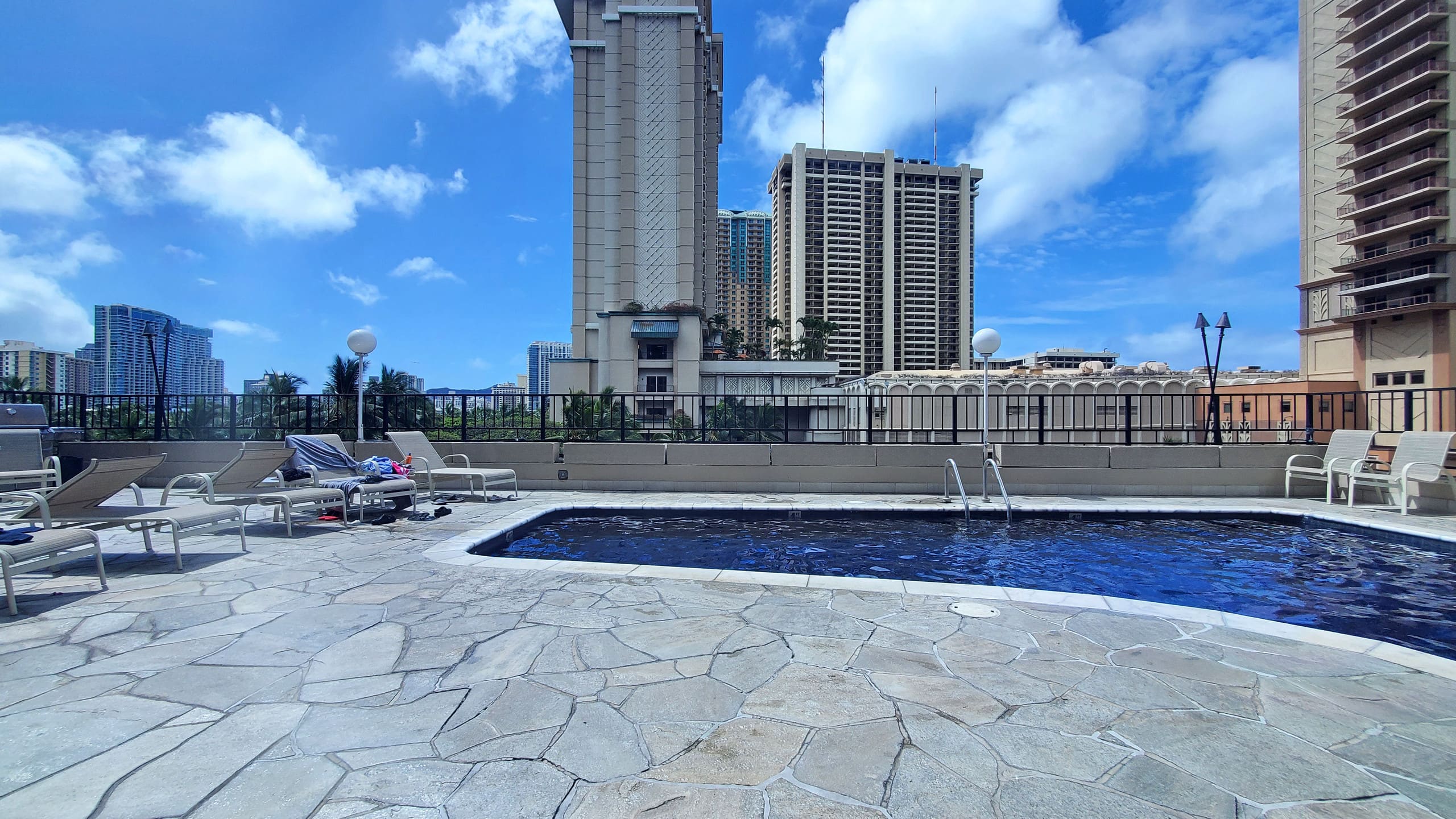 Modern studio w/ pool & BBQ access - Image 25