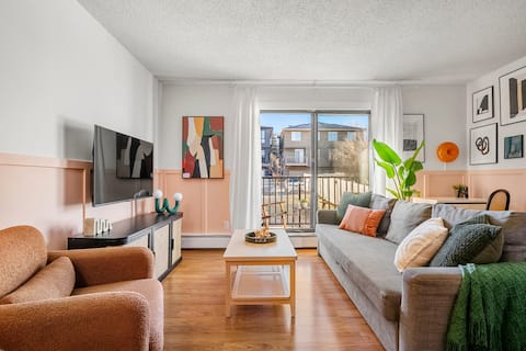 Successful Airbnb property: WOW! Vibrant 2-Bedroom Condo near Downtown/17 Ave in Bankview