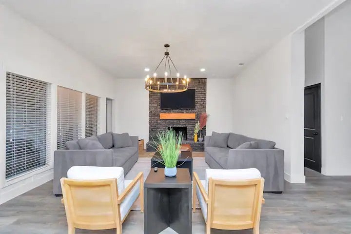 Popular Airbnb listing: Modern Spacious | GATED | 6Bdr/4Bth | Sleeps 16 in Sunnyside