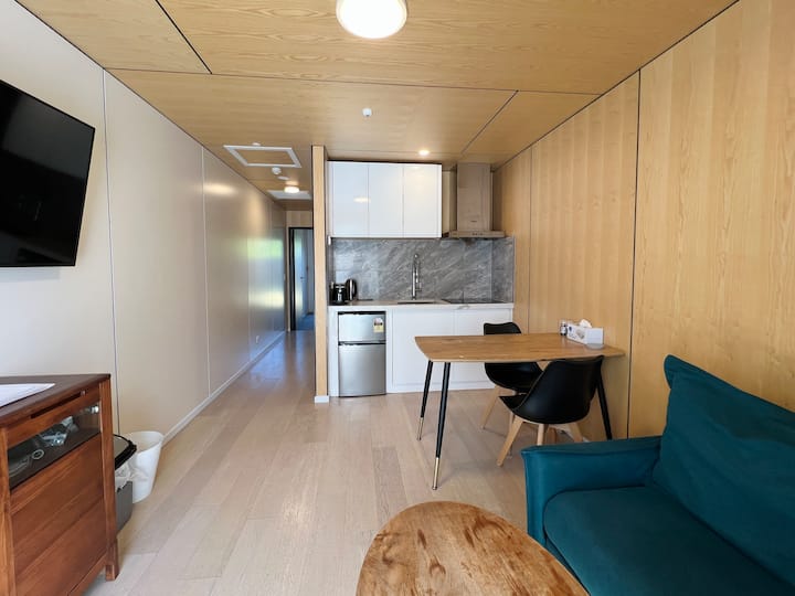 Modern 1brd Self Contained Guest Unit - Cromwell
