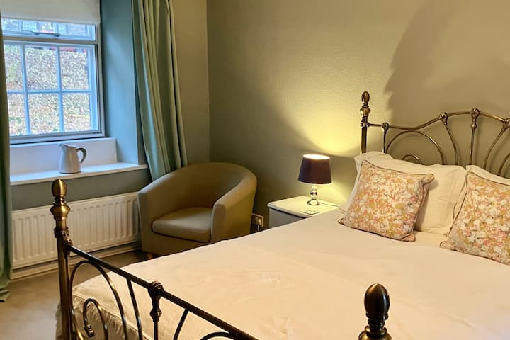 Spavaća soba velike bračne sobe s garniturom za sjedenje