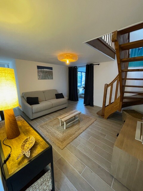 ทีวีเลานจ์และโซฟาเบด (140)