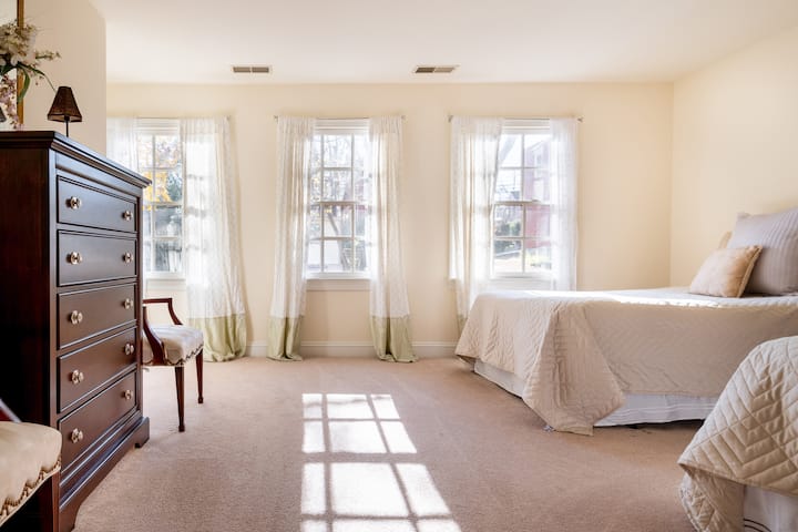 חדר שינה שני בקומה השנייה עם שתי מיטות בגודל מלא. 