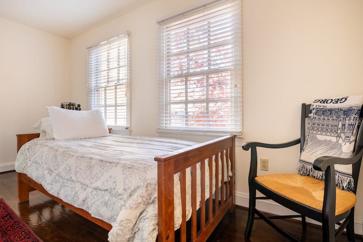 מיטה זוגית הממוקמת באזור הפתוח בקומה השנייה. משקיף על הגינה. 