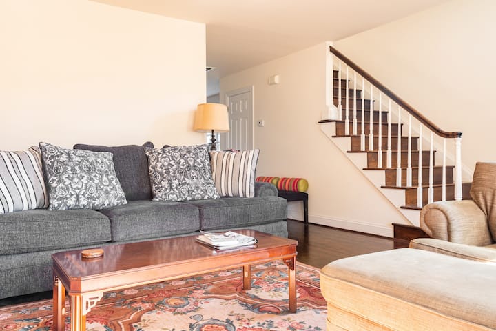 סלון שטוף שמש עם הרבה מקום לכל הקבוצה.