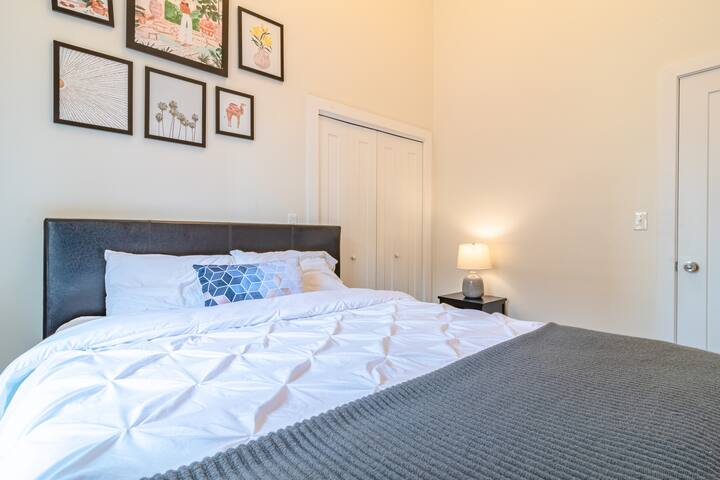 McCormick Place 3BR 420-Friendly/Sleeps 8/Parking gallery image 3