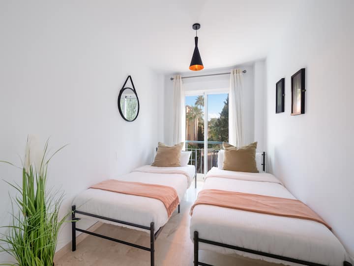 Táto svetlá a útulná spálňa s 2 oddelenými posteľami je ideálna pre hostí všetkých vekových kategórií. Veľké okno umožňuje dostatok prirodzeného svetla a vytvára sviežu a vzdušnú atmosféru.