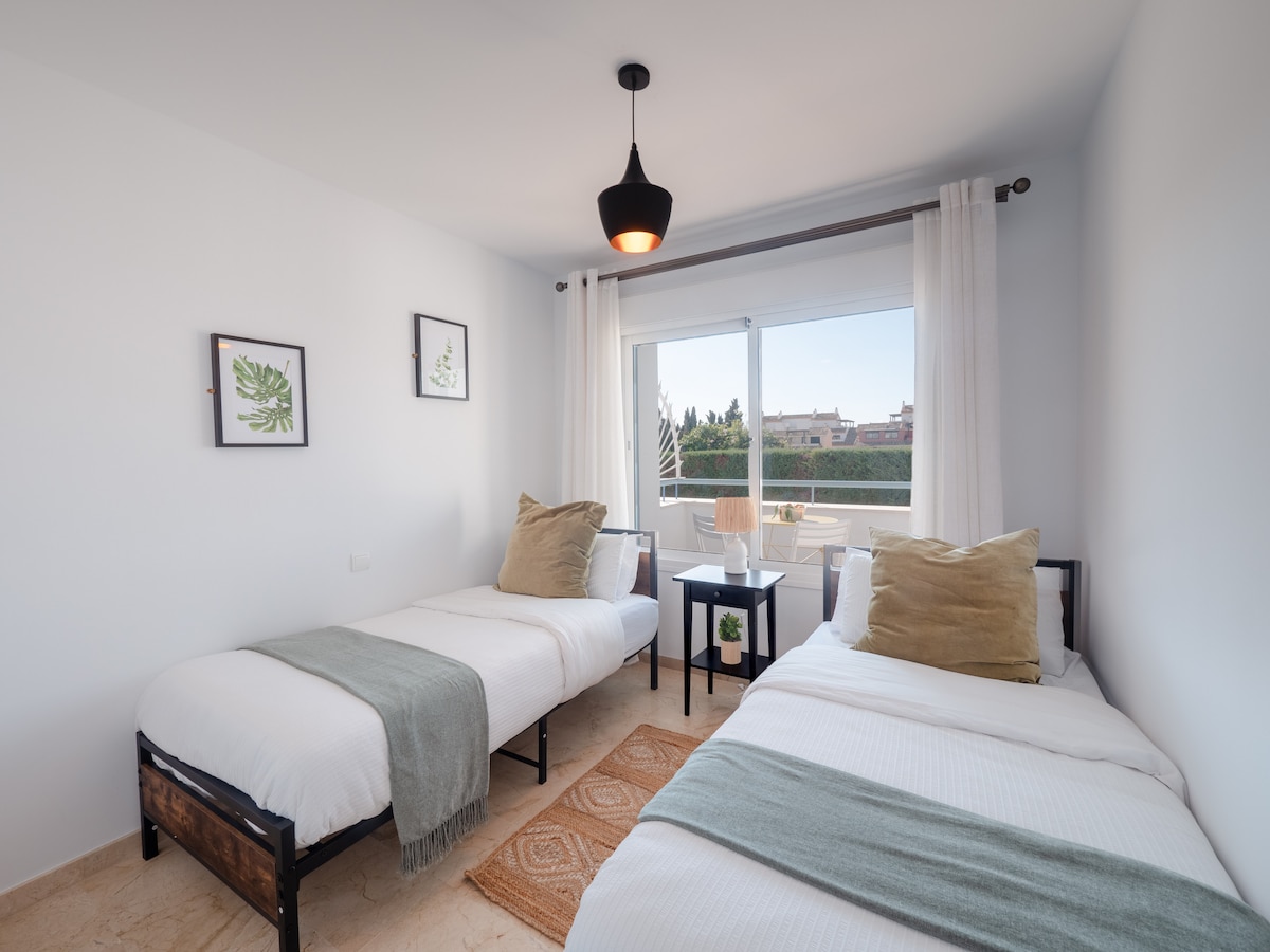 חדר שינה זוגי שליו עם נוף לאזור שמסביב. 