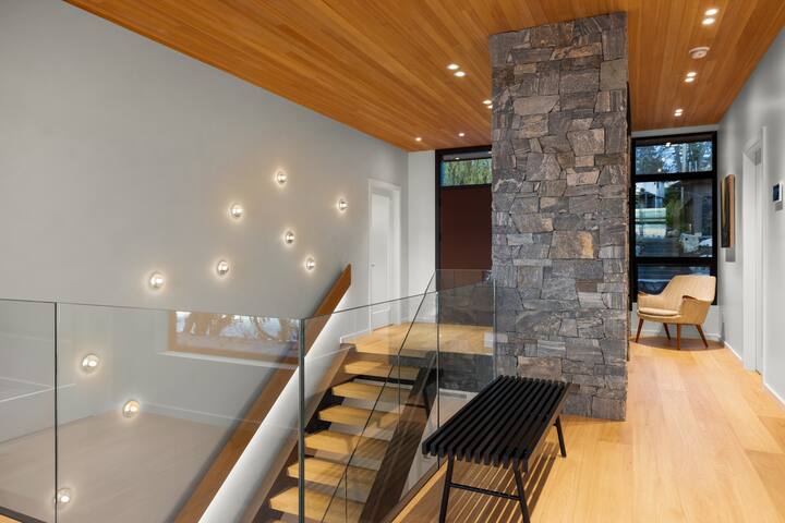 Oakmere House on Portage Inlet gallery image 4