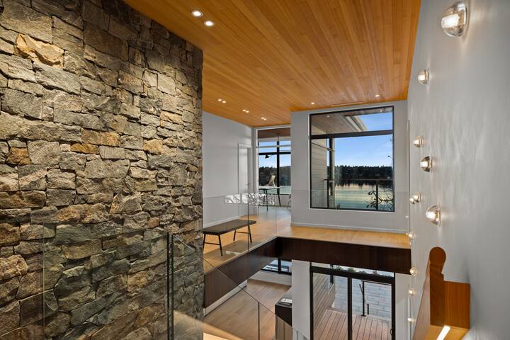 Oakmere House on Portage Inlet gallery image 3