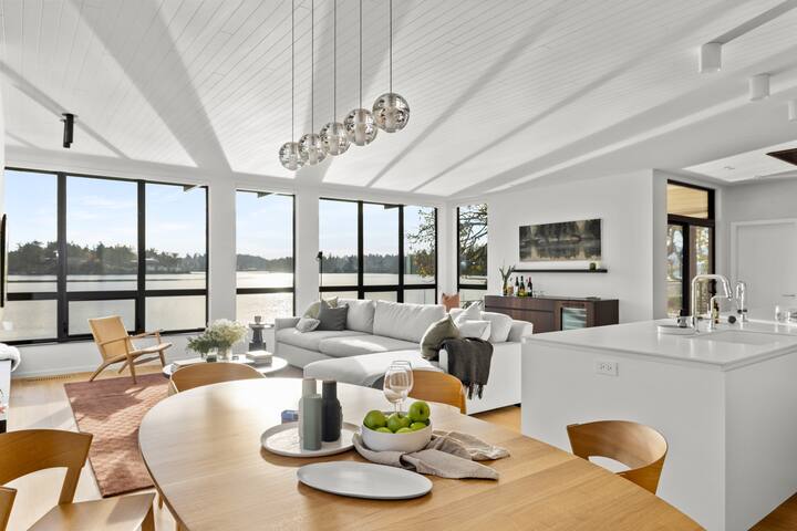 Oakmere House on Portage Inlet