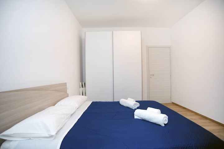 Camera da letto con armadio scorrevole 2 ante