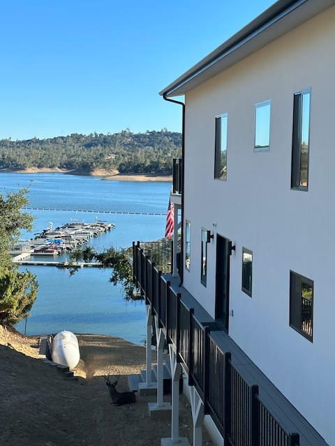 HIGH END Naci Lakefront  
W/Private Dock & Slip!
