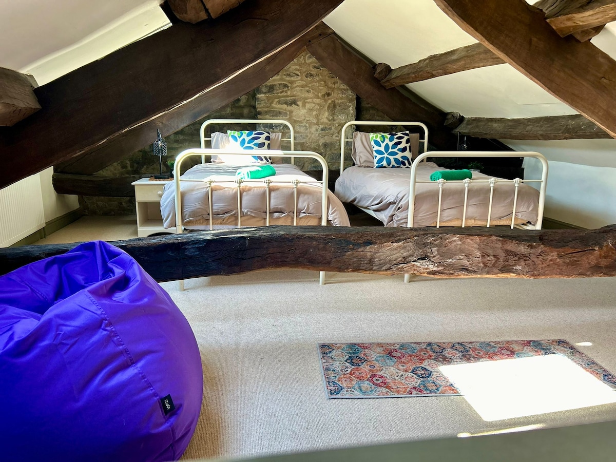 ห้องเตียงแฝด
โปรดทราบว่ามีคานให้ก้าวข้าม