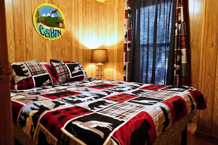 ห้องนอนที่อบอุ่นพร้อมเตียงควีนไซส์ที่สบายและผ้านวมที่นุ่ม ความเรียบง่ายที่ดีที่สุด