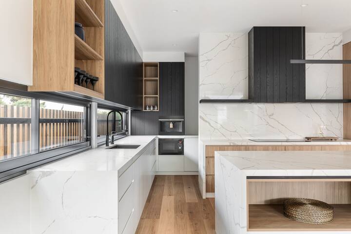 Elegant Sorrento Retreat w/ Pool gallery image 5