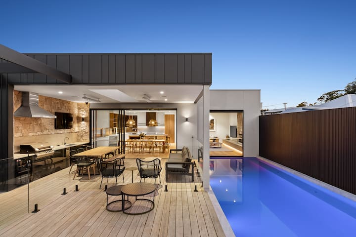 Elegant Sorrento Retreat with Pool and half Basket