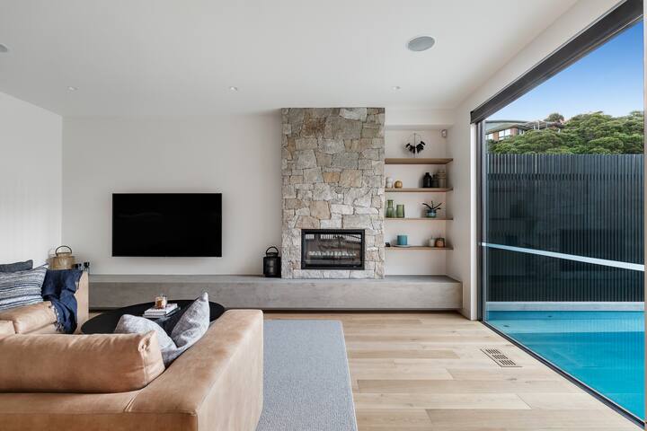 Elegant Sorrento Retreat w/ Pool gallery image 3